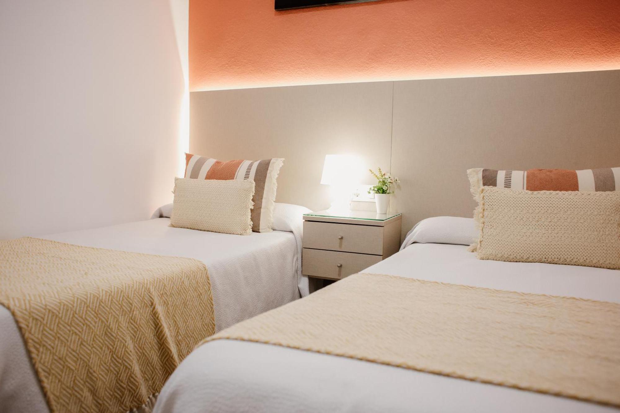 Apartamentos Turisticos Mastil 16 Malaga Bagian luar foto